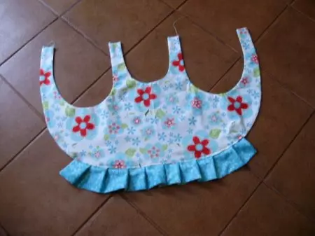 Avental das crianças para trabalho e cozinha: padrão e mestre classe no avental de costura para uma criança
