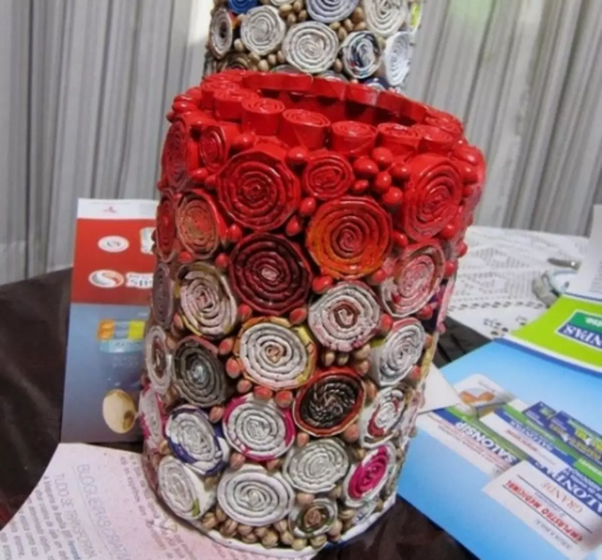 천연 소재로부터 자신의 손으로 꽃병 : 은행에서 장식을 만드는 방법