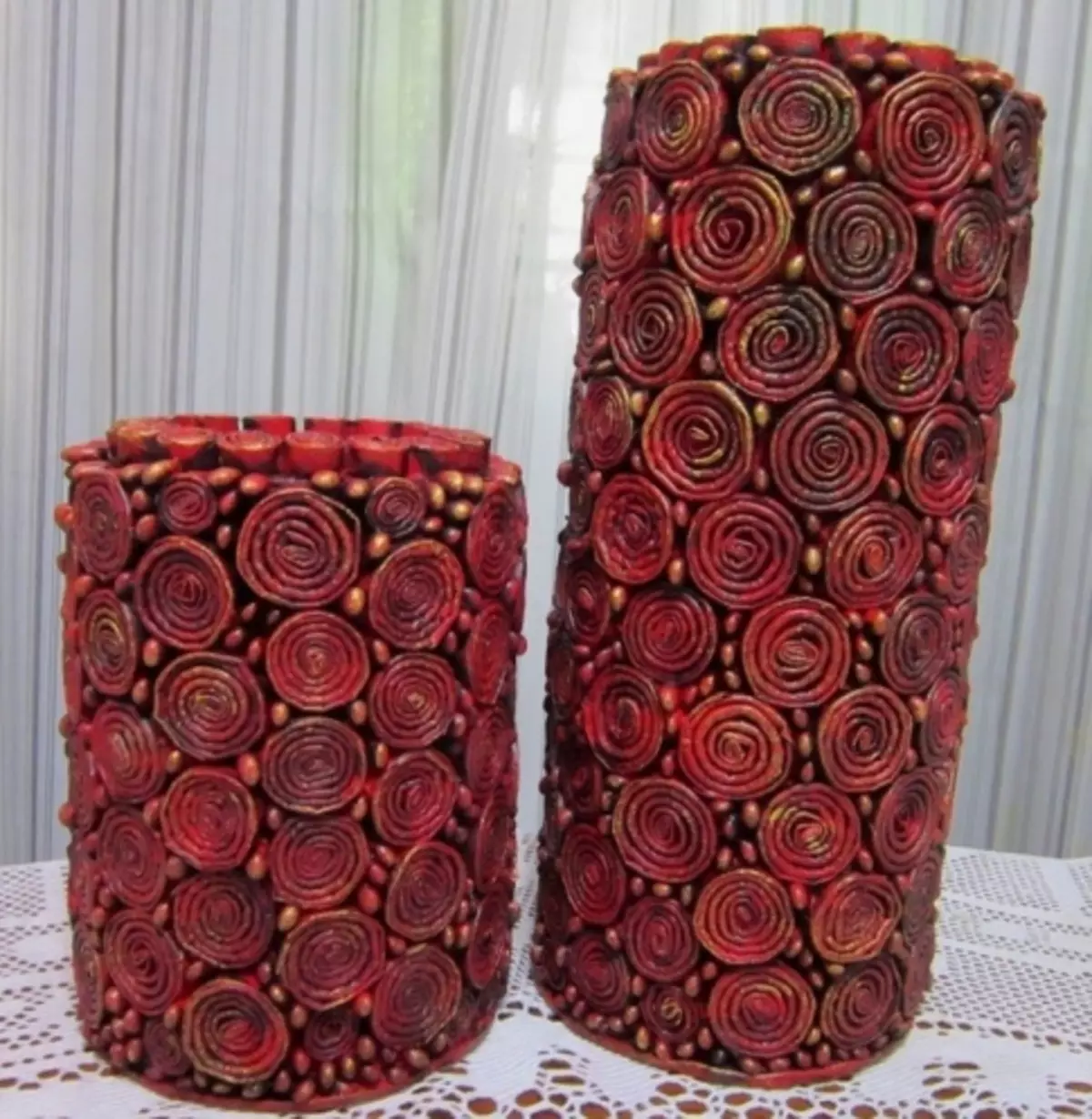 Vase mit eigenen Händen aus natürlichem Material: Wie man ein Dekor aus der Bank herstellt
