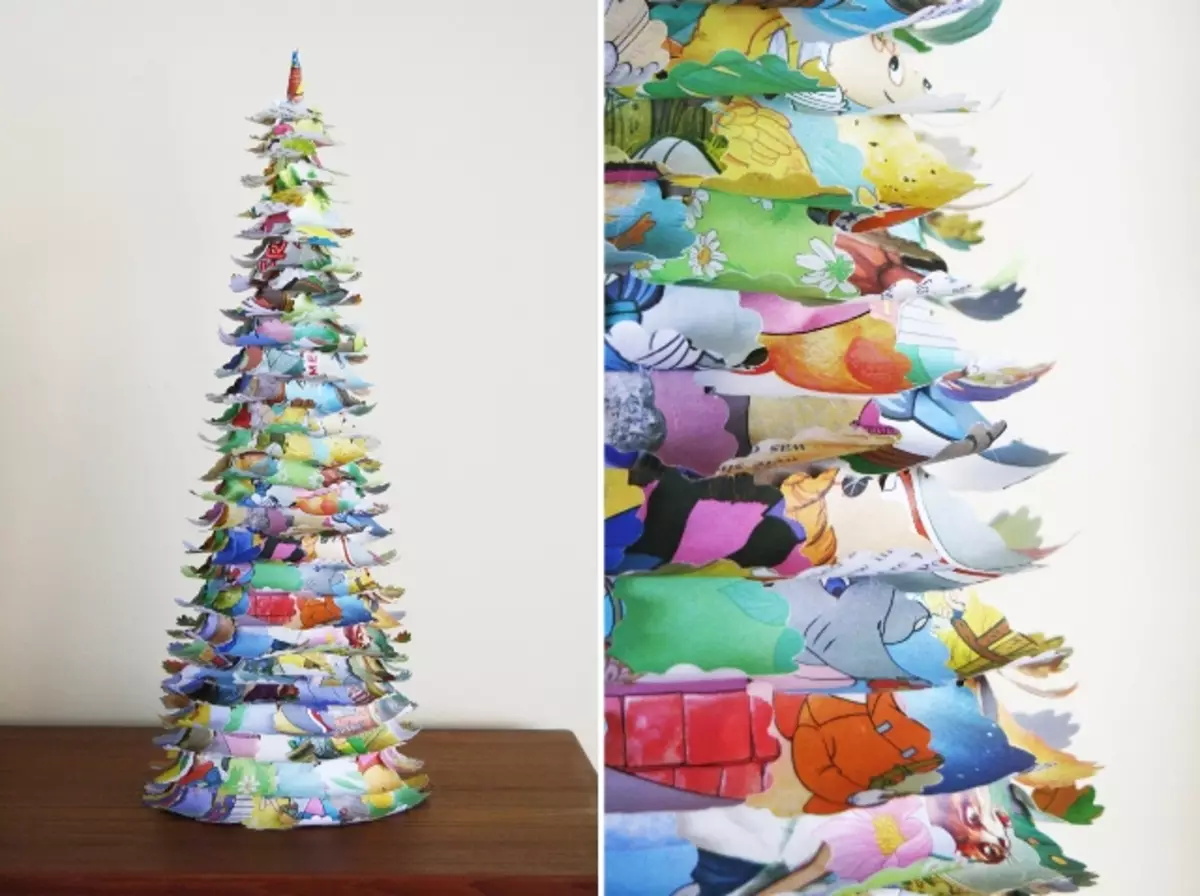 Árbol de Navidad con las manos del papel y de las cintas de satén con fotos y video.