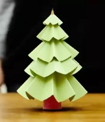 Árbol de Navidad con las manos del papel y de las cintas de satén con fotos y video.