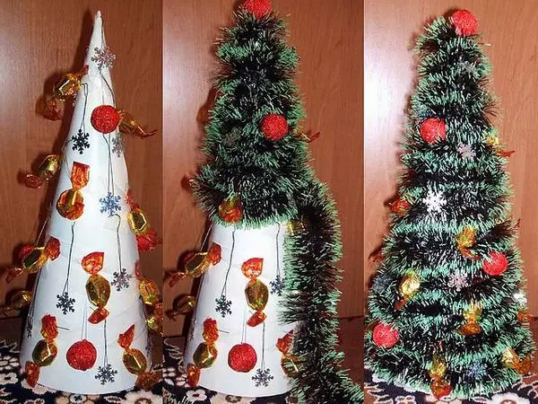 Árbol de Navidad con las manos del papel y de las cintas de satén con fotos y video.