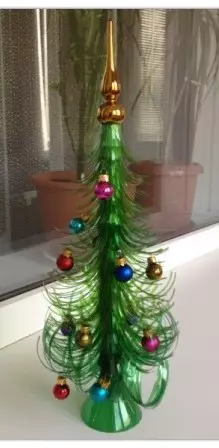 Árbol de Navidad con las manos del papel y de las cintas de satén con fotos y video.