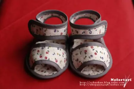 Ginagawa ito ng mga sapatos ng mga bata: pattern at master class sa sewing sandals para sa isang bata