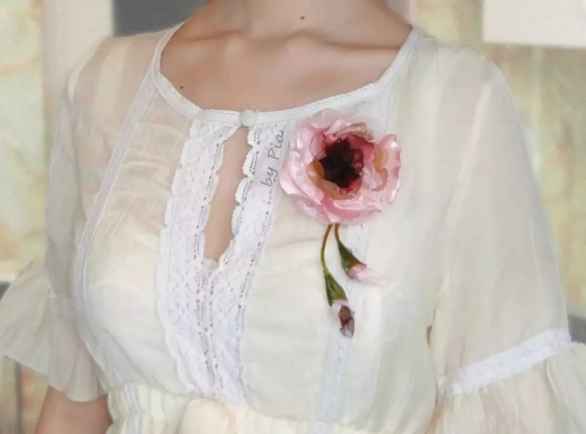 Hoa trên một chiếc váy làm bằng vải bằng tay của chính họ: lớp chính với hình ảnh và video