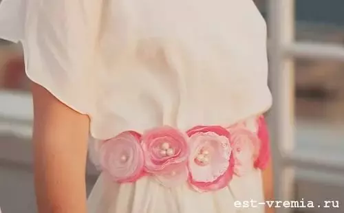 Ծաղիկներ գործվածքից պատրաստված հագուստով իրենց ձեռքերով. Վարպետության դաս լուսանկարներով եւ տեսանյութով