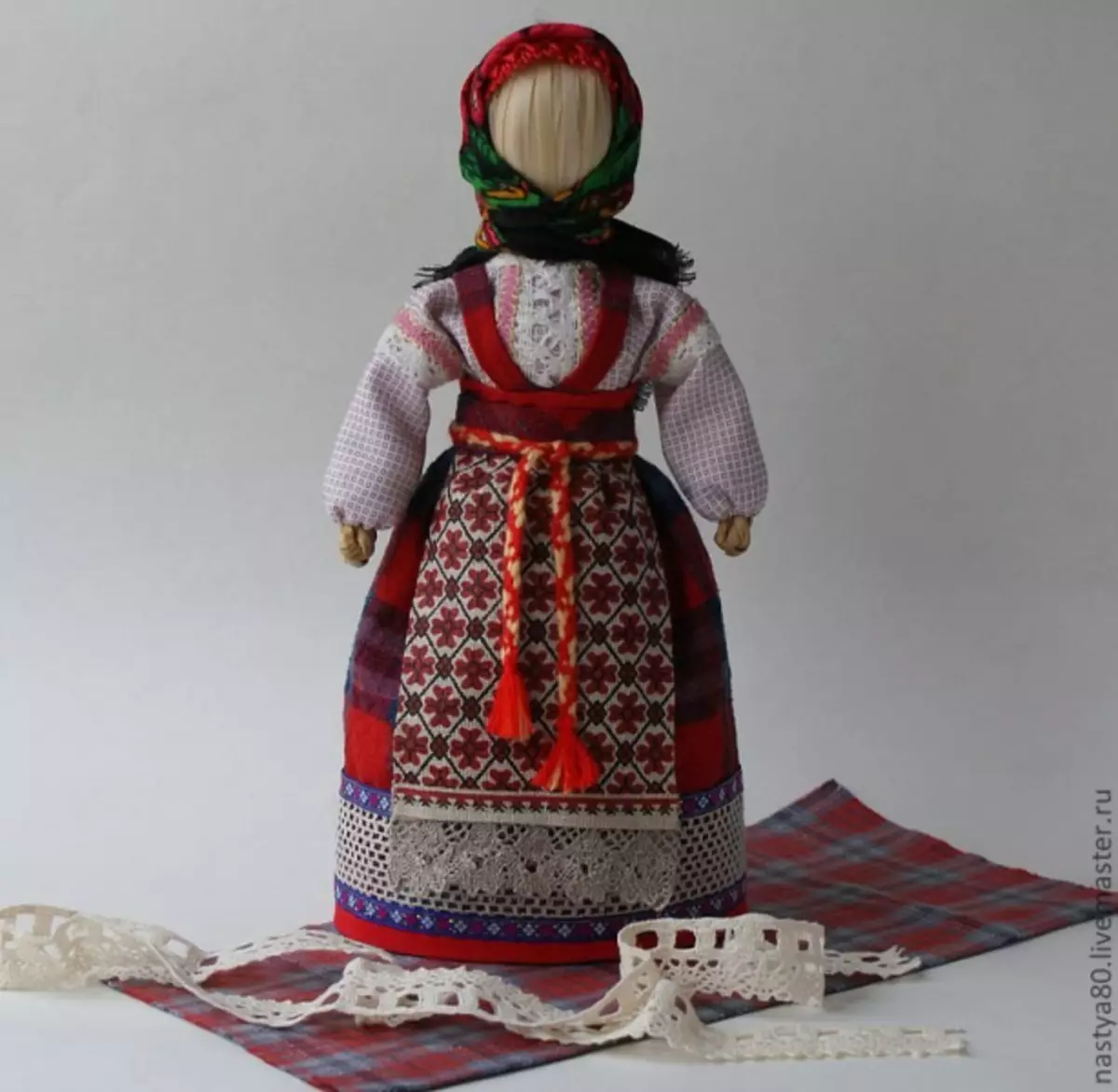 Тряпичная кукла в народном костюме