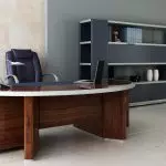 Ovaler Holztisch und Stuhl