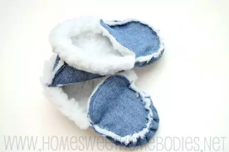 Pantofole di pelliccia del bambino di pelle di pecora: modello e master class sul cucito da vecchi jeans