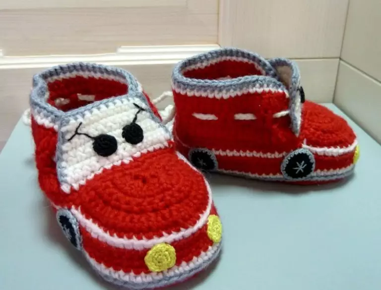 Crochet slippers: video lessons for beginners with schemes