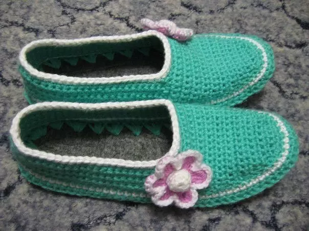 Crochet Slippers: Mga aralin sa video para sa mga nagsisimula sa mga scheme.