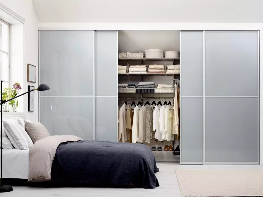 Indbygget garderobe i soveværelset med døre af coupe