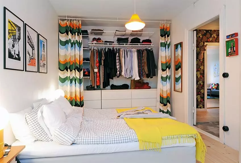 Omklædningsrum bag gardinet i soveværelset