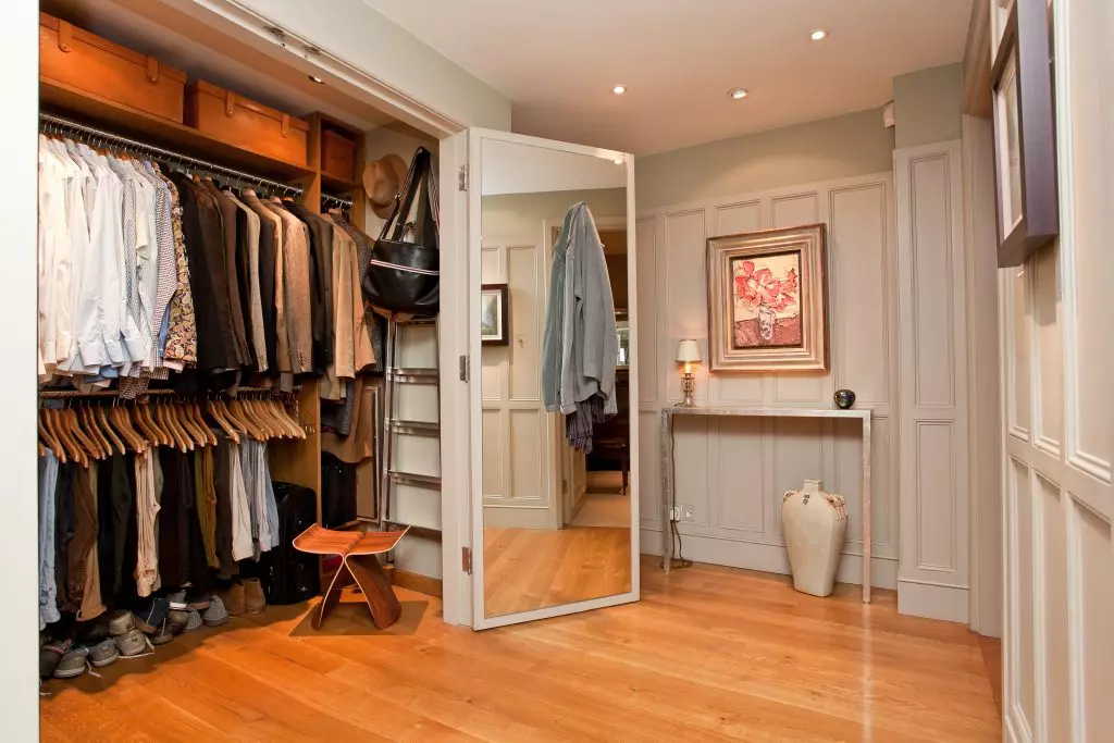 Enchantement de dressing dans le couloir: options simples et solutions originales