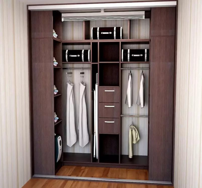 Pequeno armario no corredor