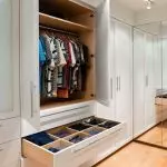 سحر غرفة خلع الملابس في الرواق: خيارات بسيطة والحلول الأصلية