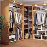 Očarljivost garderobe na hodniku: preproste možnosti in originalne rešitve