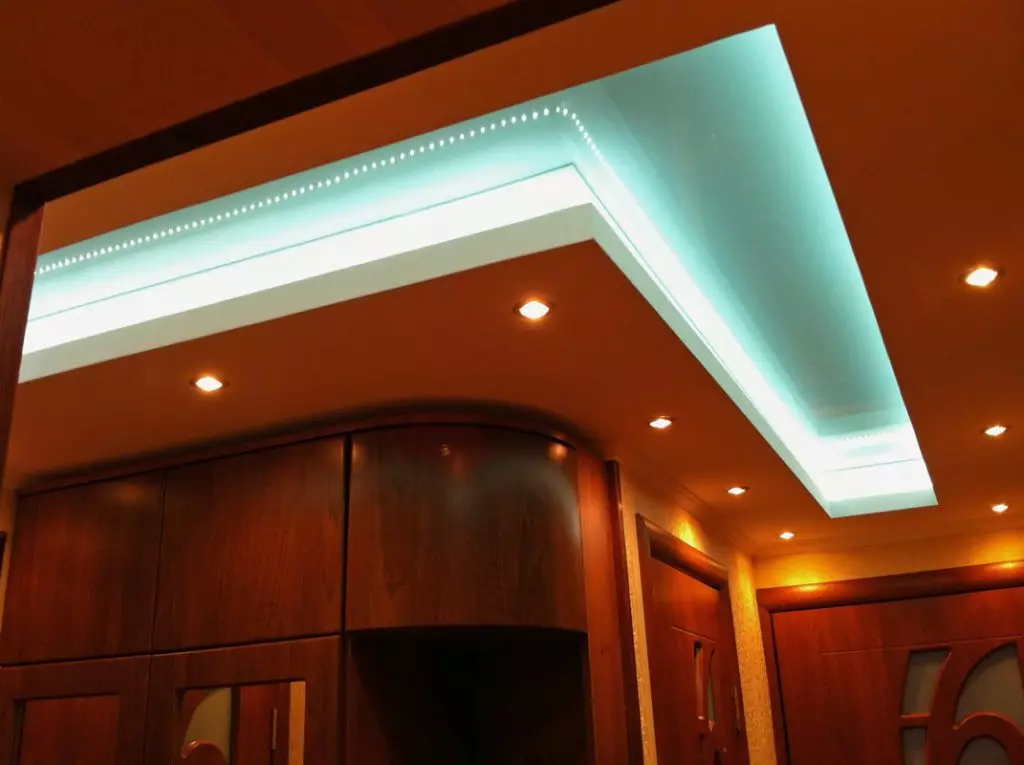 LED背光天花板在M形走廊
