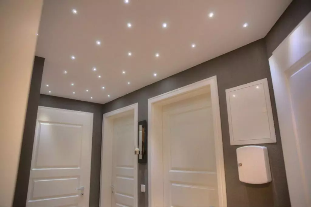 Osvetlenie v koridore: Štýlové riešenia pre veľké a malé apartmány (+62 fotiek)