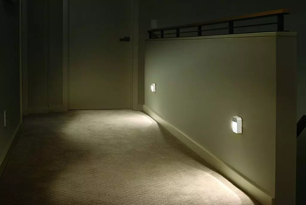 走廊裡有交通傳感器的燈