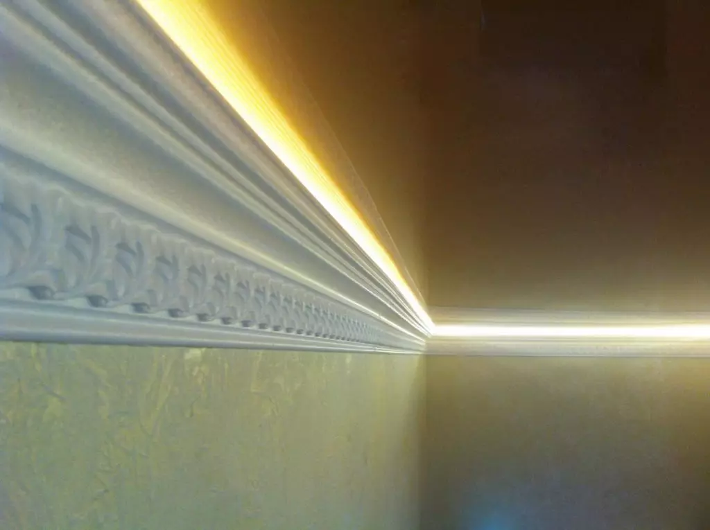 LED лента около периметъра на тавана