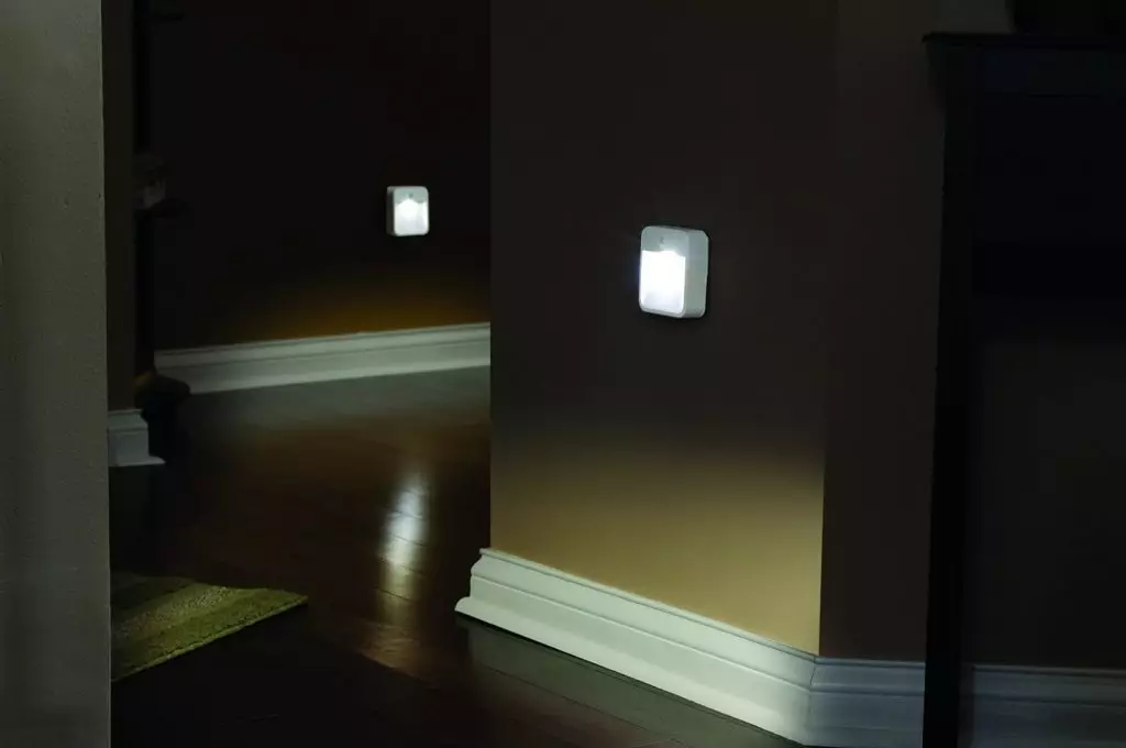 Pencahayaan malam di koridor