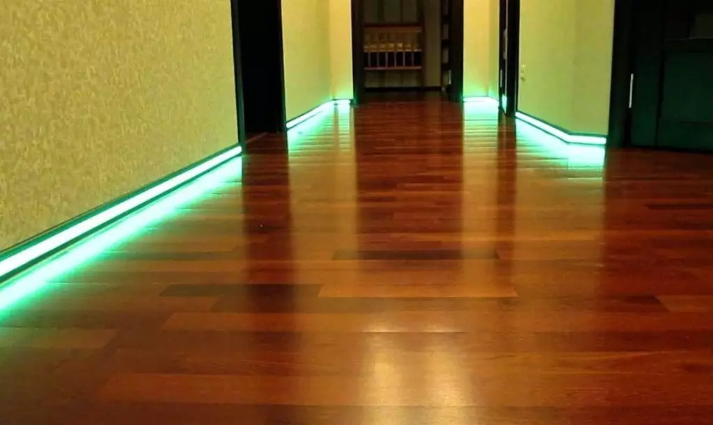 Oświetlenie podłogi LED w korytarzu