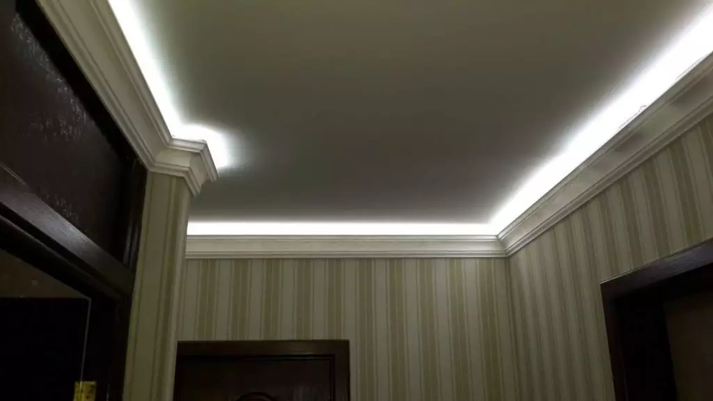 LED pozadinsko svjetlo u hodniku