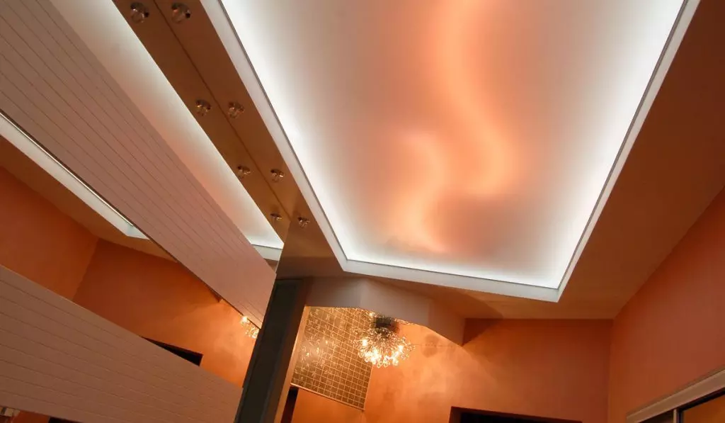 Iluminación del techo de estiramiento en el pasillo.