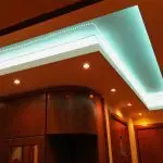 Pencahayaan di koridor: penyelesaian yang bergaya untuk pangsapuri besar dan kecil (+62 foto)