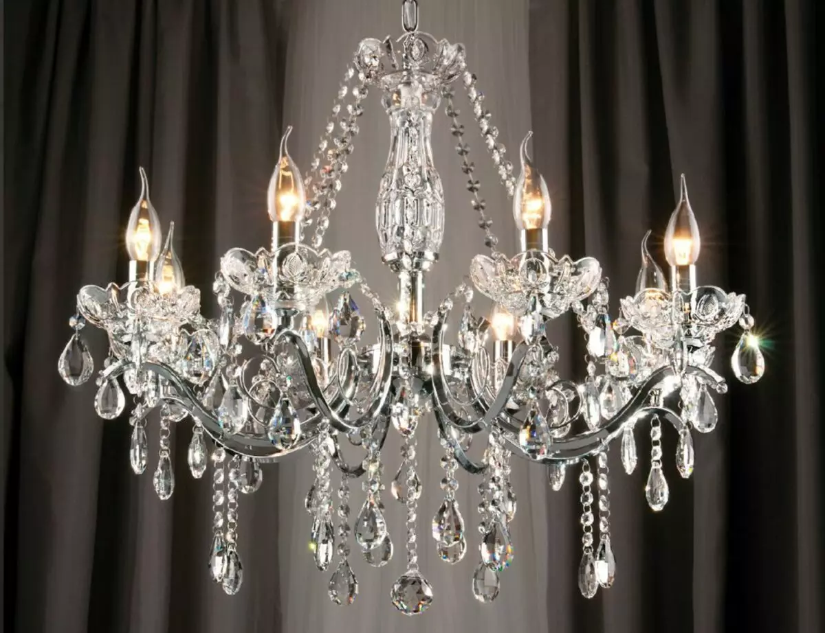 Classic chandelier sa living room