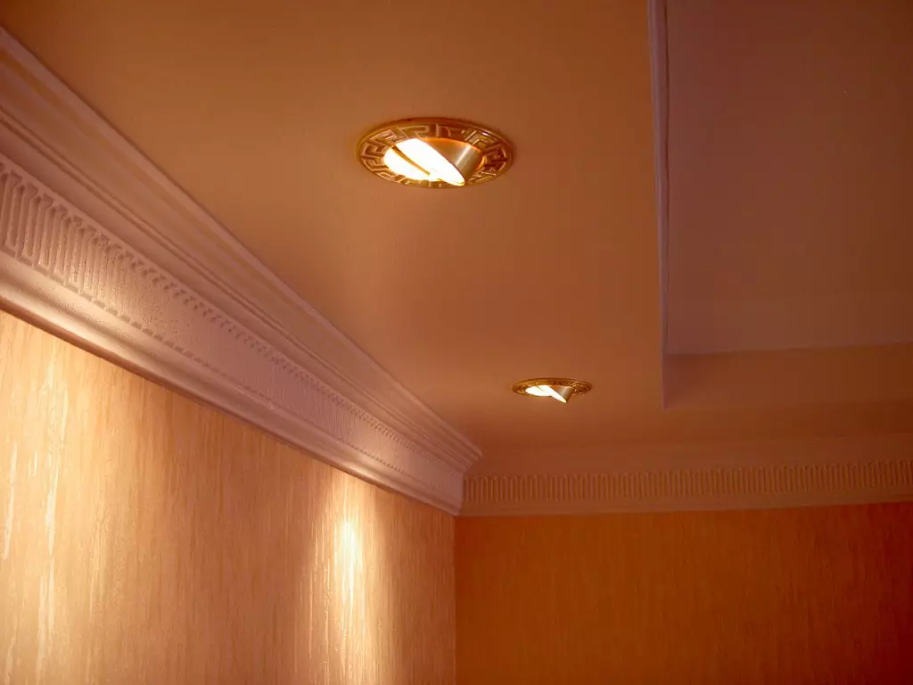Rotary spotlights in the ceiling