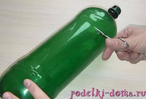 I-Plastic Bottle Vase ngezandla zakho zezimbali ngezithombe