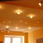 Organisatie van verlichting in stretch plafonds: Installatie en ideeën voor verschillende kamers | +70 foto