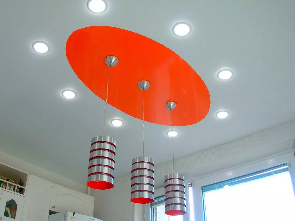 Opgeschorte lamp in stretch plafond