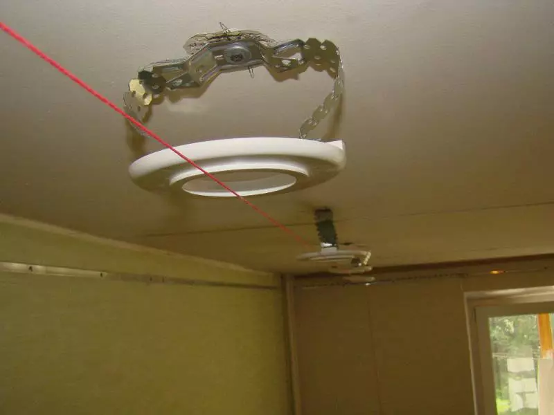 Installatie van puntlampen in het rekplafond