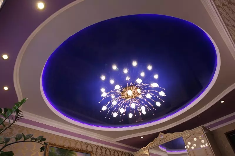 Kurambura igisenge hamwe na chandeliers