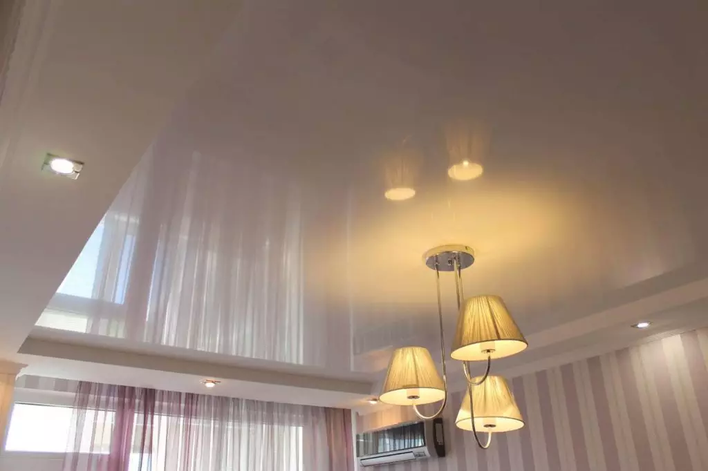 Verlichting in het stretch plafond in de slaapkamer