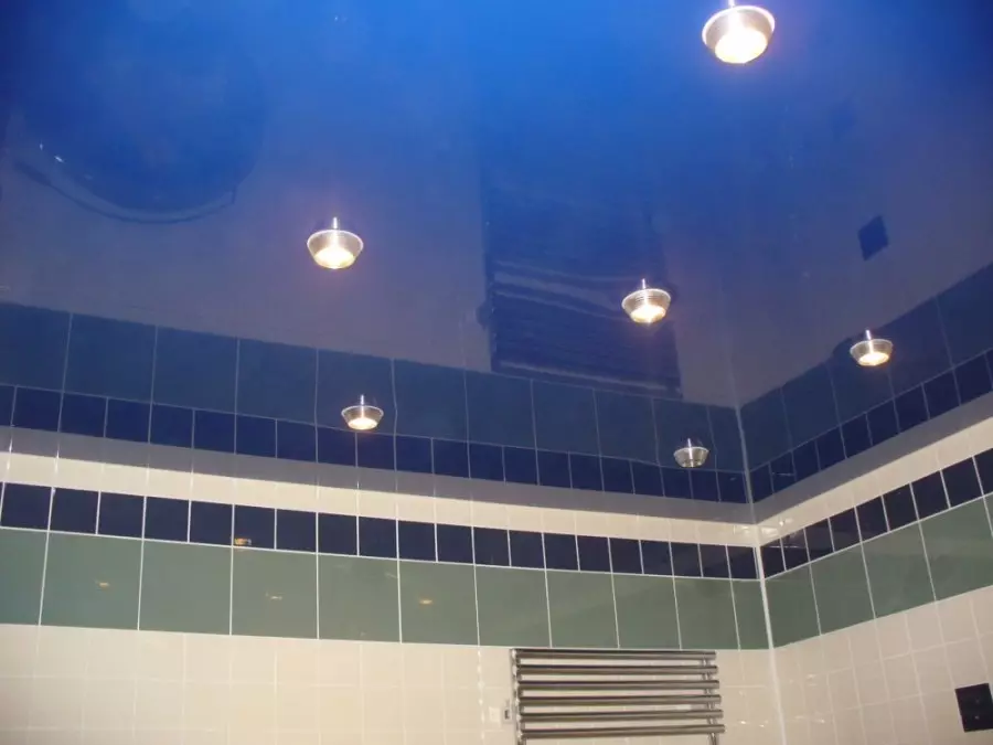 Точково осветяване на опъната таван в банята