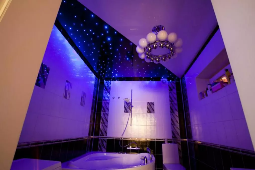 Rétro-éclairage à LED dans le plafond extensible dans la salle de bain