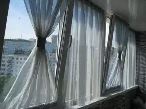 Como colgar cortinas no balcón