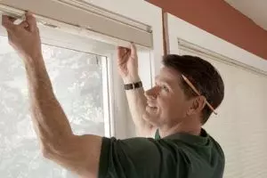 Como montar cortinas enroladas em janelas de plástico
