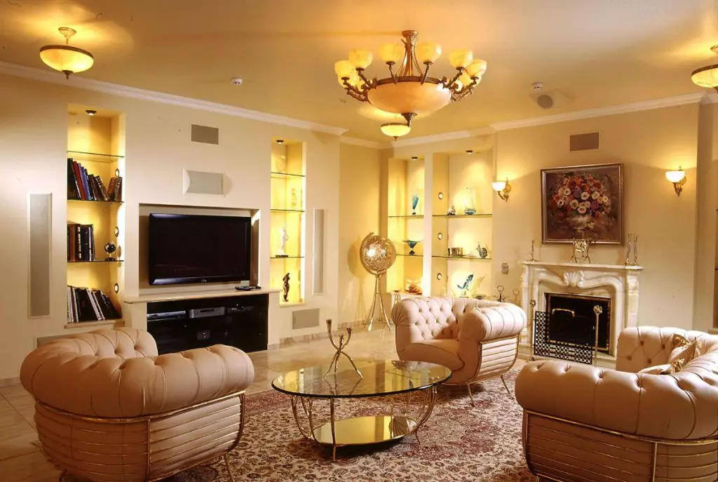 Iluminación en la sala de estar de estilo clásico.