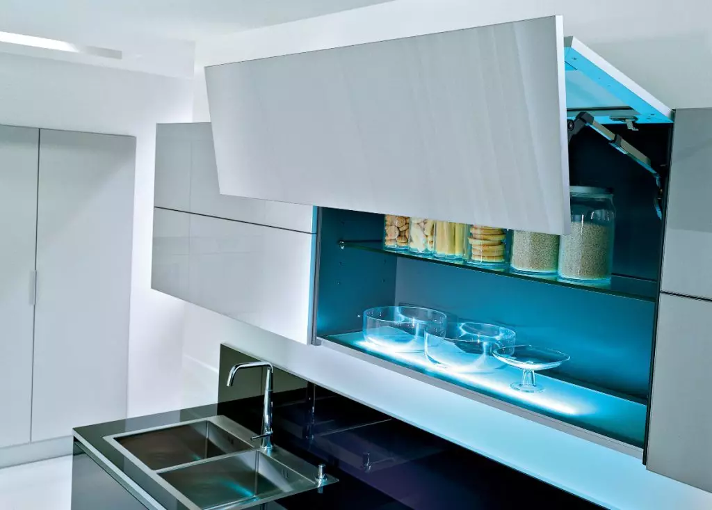 Il·luminació interna dels armaris de cuina