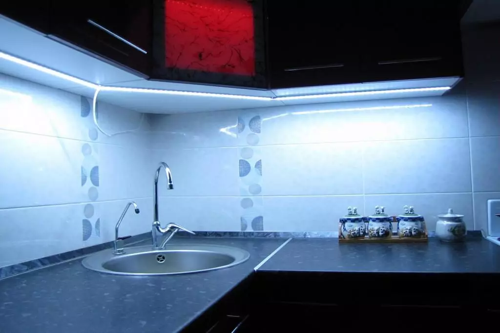 LED latar belakang di dapur di bawah kabinet
