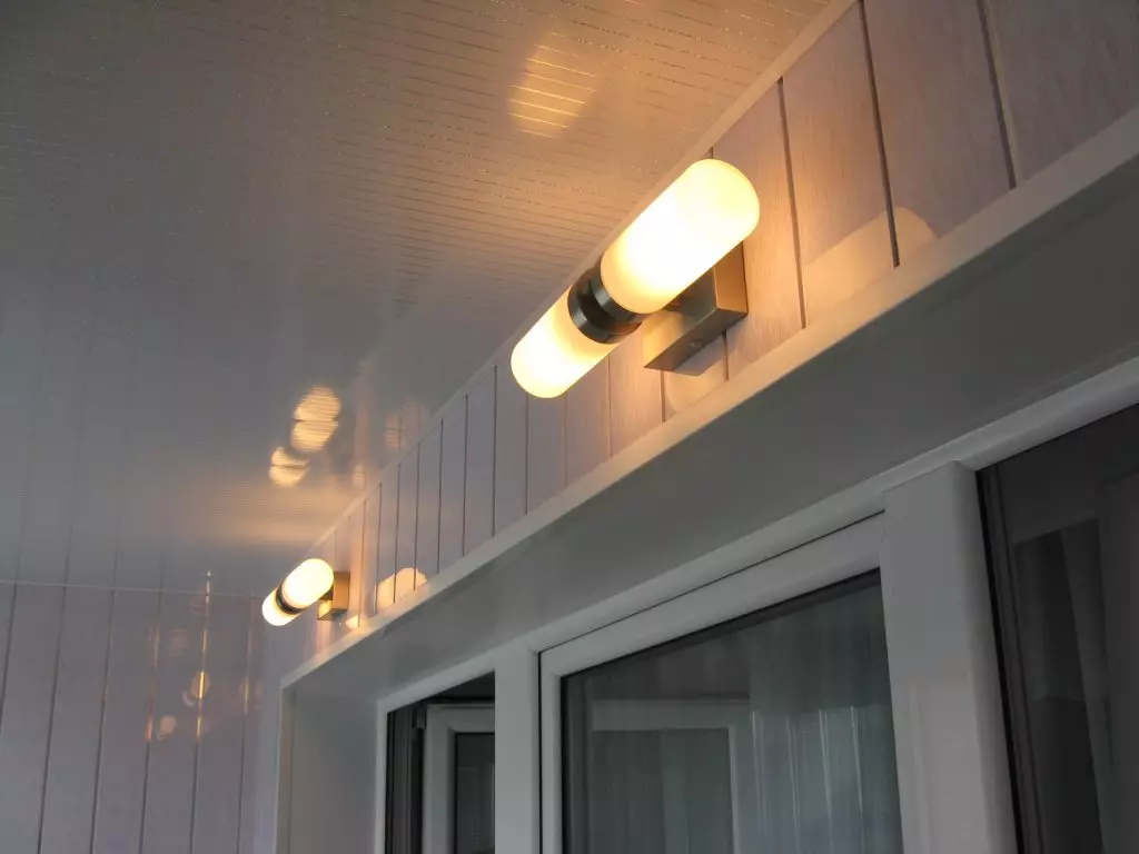 Zidne svjetiljke na balkonu