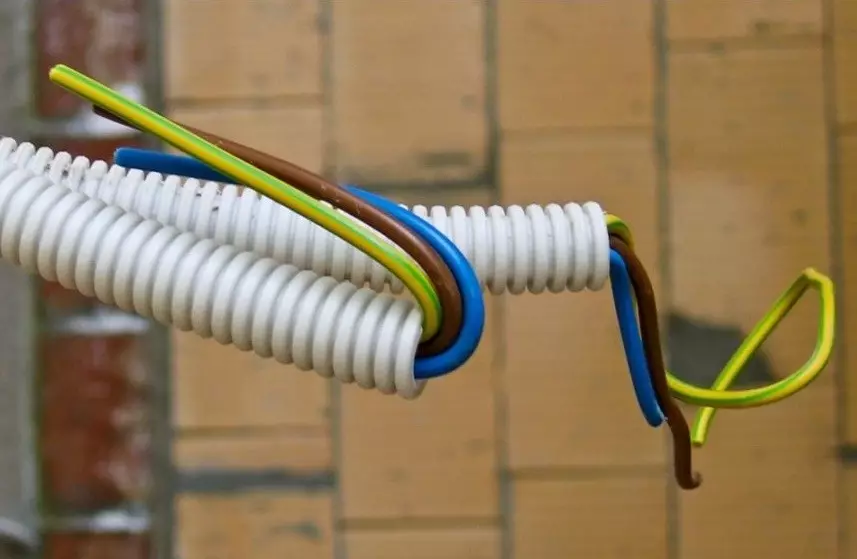 Wire for ledninger