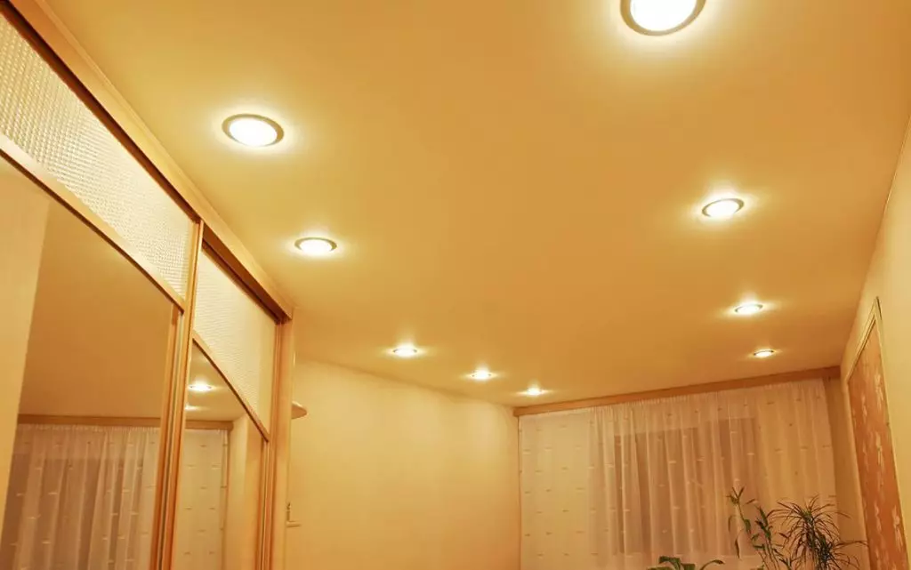 Đèn chiếu sáng trong trần căng