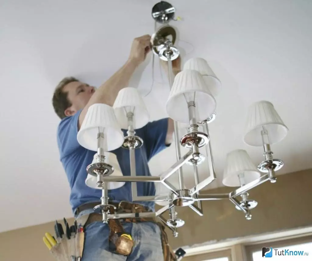 Pag-instalar sa mga chandelier sa usa ka konkreto nga kisame