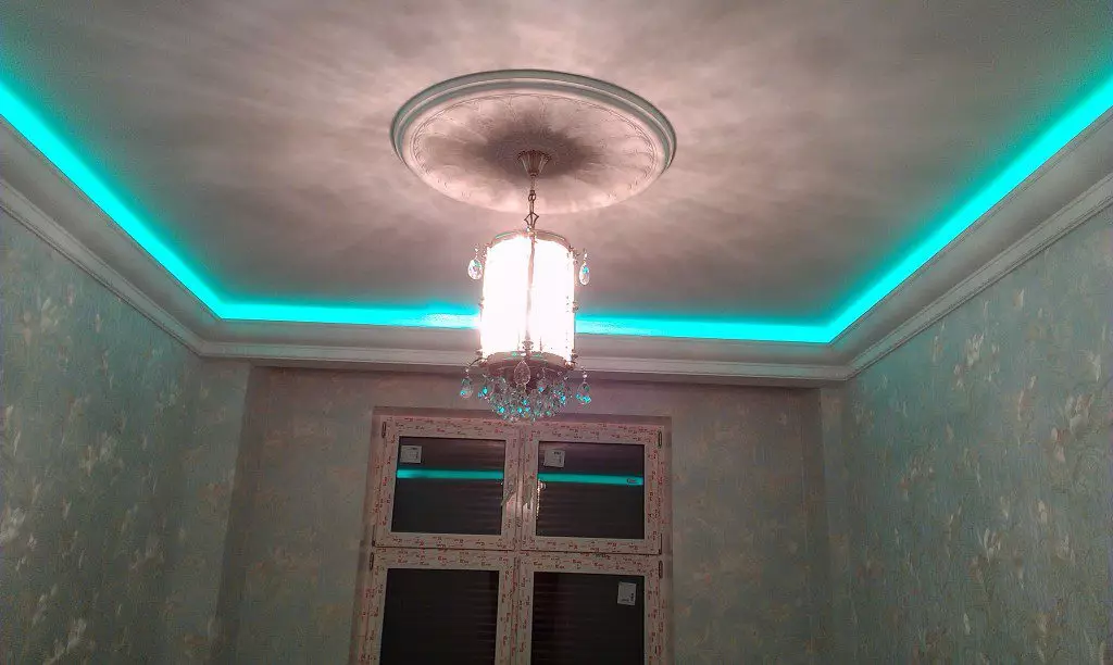 Lumina de fundal cu LED-ul plafonului de beton